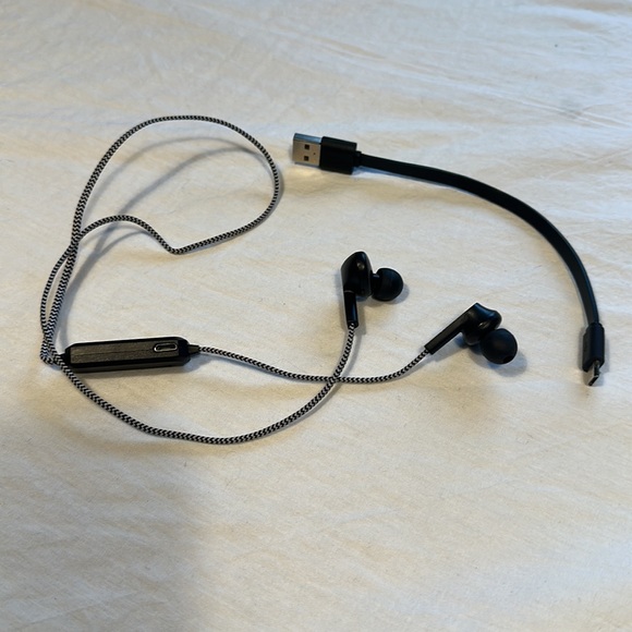 Kikkerland Black Cotton Braided Bluetooth Earbuds - Picture 2 of 6